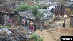 Pengungsi Rohingya dari Burma di sebuah kampung penampungan darurat di Teknaf, Bangladesh (Foto: dok). Pemerintah Bangladesh telah meminta badan amal internasional untuk menghentikan bantuan bagi para pengungsi Rohingnya.