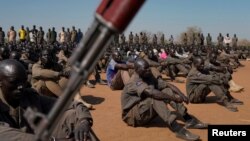 Pasukan pemberontak melakukan latihan militer di luar Juba, Sudan Selatan (foto: dok). 