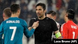 Gianluigi Buffon serre la main de Cristiano Ronaldo après le match entre la Juventus et le Real Madrid, Italie le 3 avril 2018