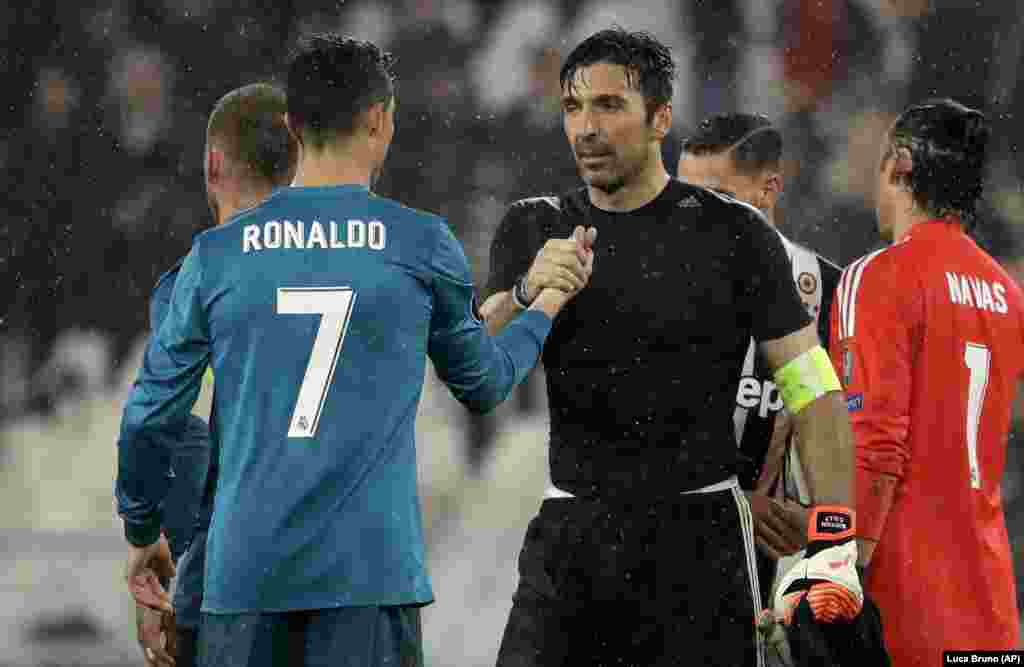 Gianluigi Buffon, à droite, serre la main de Cristiano Ronaldo après un match de la Ligue des champions, entre la Juventus et le Real Madrid à Turin, en Italie, le 3 avril 2018.