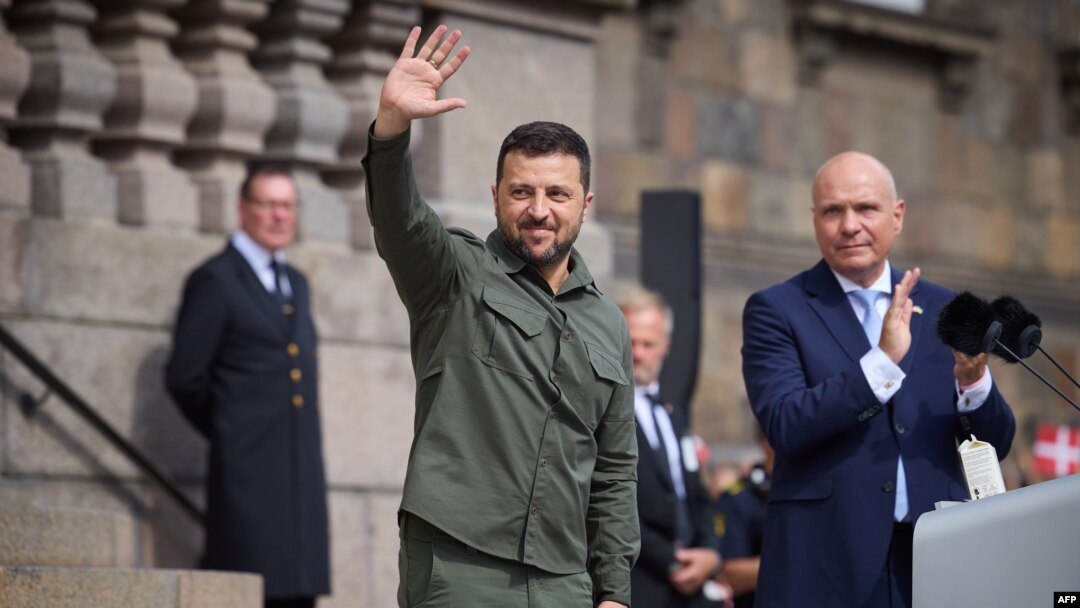 Украинскиот претседател Володимир Зеленски пред толпата во Данска изјави дека ветените испораки на Ф-16 го направиле уверен оти Украина може да стави крај на руската инвазија