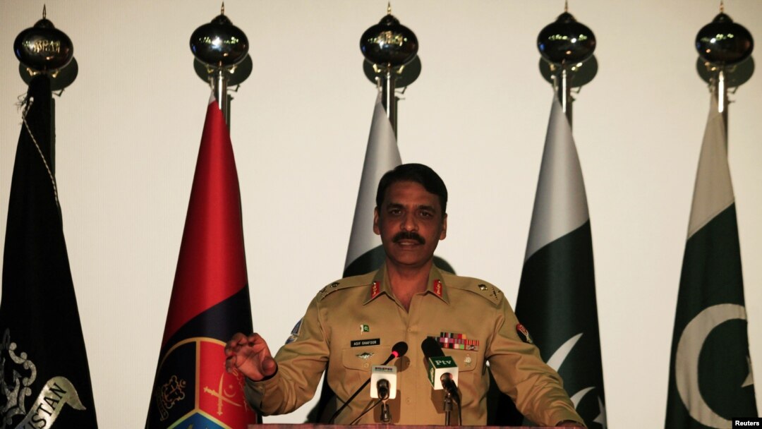 د پاکستاني پوځ ترجمان مېجر جنرل اصف غفور. د پوځ ترجمان په خپلو ورستیو خبري غونډو کې د "ففت جنریشن وارفیر" یا د پنځم دور د جنگ ذکر کړی دی چې اشاره یې د جنگ داسې غیر روایتي میدان ته ده چې پکې په سوشل میډیا د معلوماتو خپریدل او د معلوماتو ځواب ورکول شامل دي