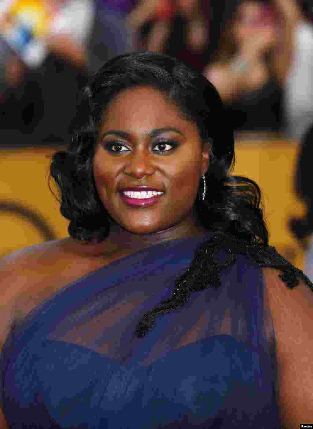 Hindistanın Camalpur vilayətində kəndililər sel nəticəsində bataqlığa düşmüş filin xilas edilməsini izləyir &nbsp;