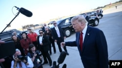Президент США Дональд Трамп общается с прессой по прибытии в аэропорт города Шарлотт, штат Северная Каролина, 16 сентября 2026 года. (ФОТО AFP by Brendan SMIALOWSKI)