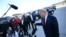 Президент США Дональд Трамп общается с прессой по прибытии в аэропорт города Шарлотт, штат Северная Каролина, 16 сентября 2026 года. (ФОТО AFP by Brendan SMIALOWSKI)