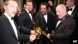 De izquierda a derecha: Emmanuel Lubezki, Leonardo DiCaprio, Alejandro González Iñárritu y Chris Jenkins (Oscar por mejor banda de sonido por Mad Max).