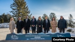 Para diplomat tinggi G7 berfoto bersama di Charlevoix, Quebec. (Courtesy: G7)