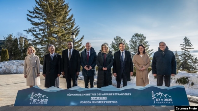 Group photo of top diplomats from Britain, Canada, France, Germany, Italy, Japan and the United States meeting in Charlevoix, Quebec. (Courtesy: G7)