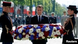 El presidente francés, Emmanuel Macron, coloca una ofrenda floral en la Tumba del Soldado Desconocido en París, durante una ceremonia por el 73 aniversario del fin de la Segunda Guerra Mundial el martes, 8 de mayo, de 2018.