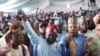 Bola Ahmed Tinubu reage depois de ter sido declarado vencedor nas eleições presidenciais da Nigéria na sede de campanha do partido, em Abuja