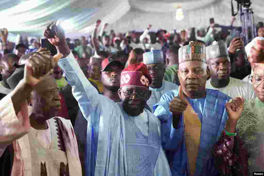 Bola Ahmed Tinubu reage depois de ter sido declarado vencedor nas eleições presidenciais da Nigéria na sede de campanha do partido, em Abuja