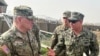 دیدار مارک میلی، رئیس ستاد مشترک ارتش ایالات متحده، (چپ) از یک پایگاه نظامی ایالات متحده در شمال شرق سوریه. ۴ مارس ۲۰۲۳