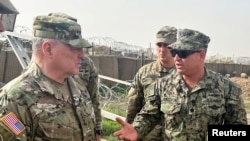 دیدار مارک میلی، رئیس ستاد مشترک ارتش ایالات متحده، (چپ) از یک پایگاه نظامی ایالات متحده در شمال شرق سوریه. ۴ مارس ۲۰۲۳