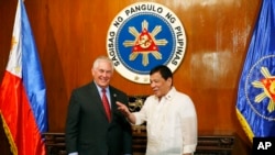 Ngoại trưởng Mỹ Rex Tillerson (trái) và Tổng thống Philippines Rodrigo Duterte tại Philippines, 7/8/2017.