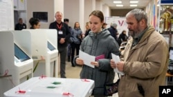 러시아 대선에서 유권자들을 투표하고 있는 모습 (자료 사진)