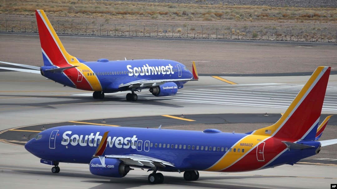 ARCHIVO - Aviones de Southwest Airlines en el Aeropuerto Internacional Phoenix Sky Harbor en Phoenix, Arizona, el 17 de julio de 2019.