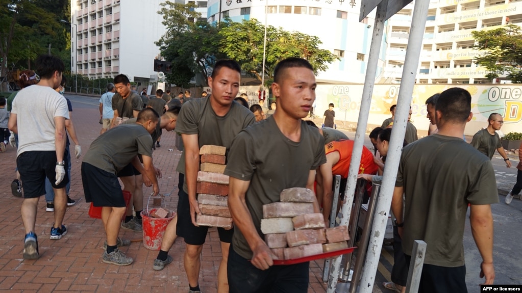 Binh sĩ của Quân đội Giải phóng Nhân dân Trung Quốc đồn trú ở Hong Kong tham gia nỗ lực dọn dẹp sau một tuần biểu tình bạo động, ngày 16 tháng 11, 2019.