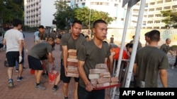 中国驻港部队星期六（11月6日）在香港清理路障和垃圾。