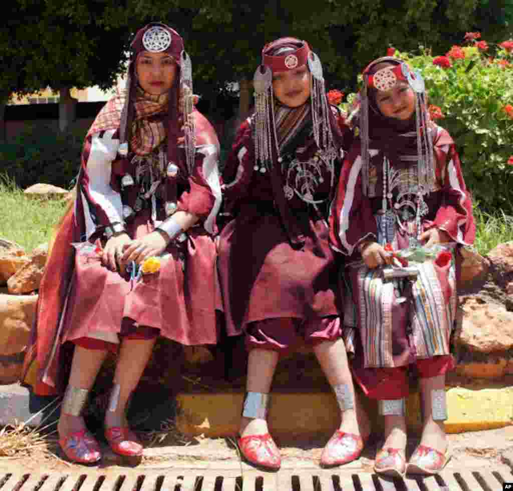 Libyan girls in traditional dress near Benghazi in June, 2011. (VOA-E. Arrott)