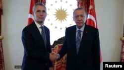 Sekjen NATO Jens Stoltenberg (kiri) melakukan pembicaraan dengan Presiden Turki Recep Tayyip Erdogan untuk membahas upaya Swedia untuk bergabung ke aliansi NATO, di Istanbul, Turki hari Minggu (4/6). 