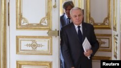 French Prime Minister Jean-Marc Ayrault (front) and Agriculture, Food Processing Industry and Forests Minister Stephane Le Foll arrive to deliver a statement at the Hotel Matignon offices in Paris, Oct. 29, 2013. 