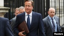 El primer ministro británico David Cameron camina hacia el Parlamento desde el Número 10 de la calle Downing, en Londres.