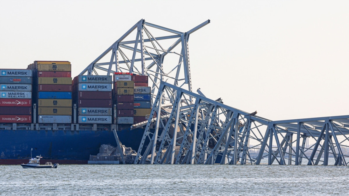 巴尔的摩大桥坍塌大桥后，移除落水残骸成为极为艰巨的首要任务