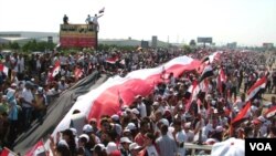 Leales a Assad asaltaron la embajada de Estados Unidos en Siria, rompieron ventanas y brevemente levantaron una bandera siria.