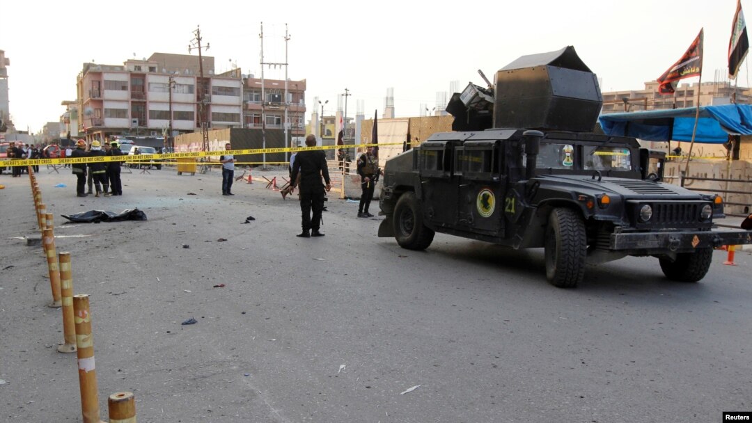 Pasukan keamanan Irak mengamankan lokasi serangan bunuh diri di Kirkuk, Minggu (5/11). 