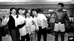 Le groupe The Beatles, de gauche vets la droite, from left, Paul McCartney, John Lennon, Ringo Starr et George Harrison, Miami Beach, Fla., Feb. 18, 1964.