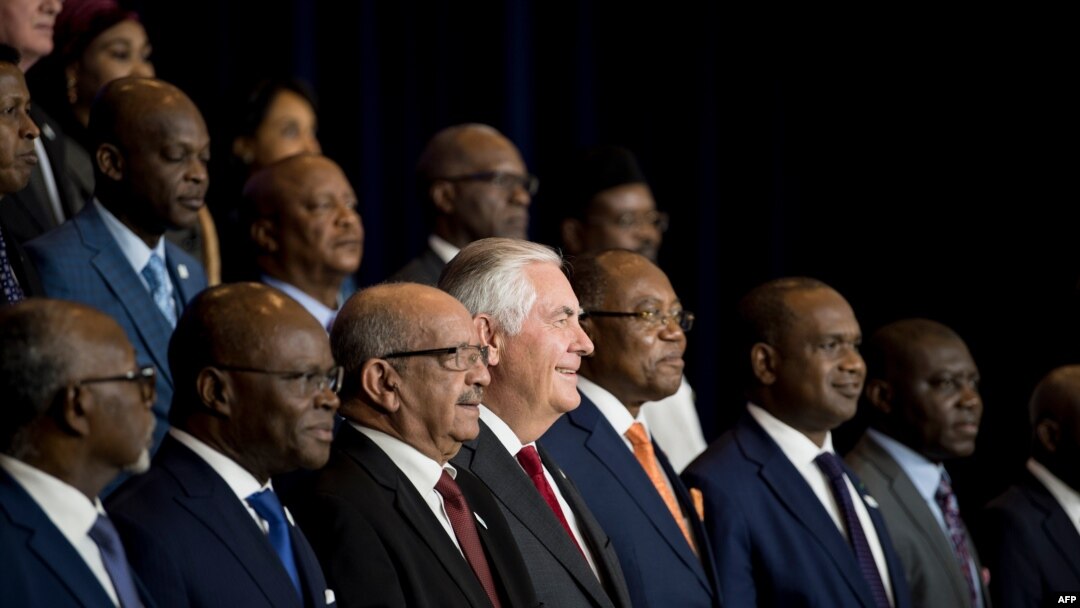 Menlu AS Rex Tillerson (tengah) berpose dengan para pemimpin Afrika pada pertemuan di Washington DC hari Jumat (17/11). 
