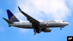 Sebuah pesawat United Airlines mendarat di Bandara Internasional Sarasota di Florida, 9 Februari 2024. Sebuah pesawat jet United Airlines yang menuju Jepang melakukan pendaratan di Los Angeles setelah kehilangan roda saat lepas landas dari San Francisco.(Foto: AP)