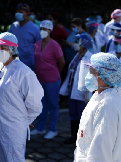 Médicos y personal de salud del Instituto Salvadoreño del Seguro Social (ISSS) exigiendo equipos de protección y mejores condiciones de trabajo, en Soyapango, El Salvador 14 de julio de 2020.