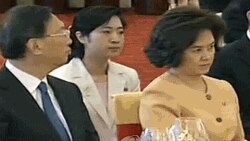 김정일 위원장의 베이징 만찬장에 등장한 김옥 추정 여인 (우)