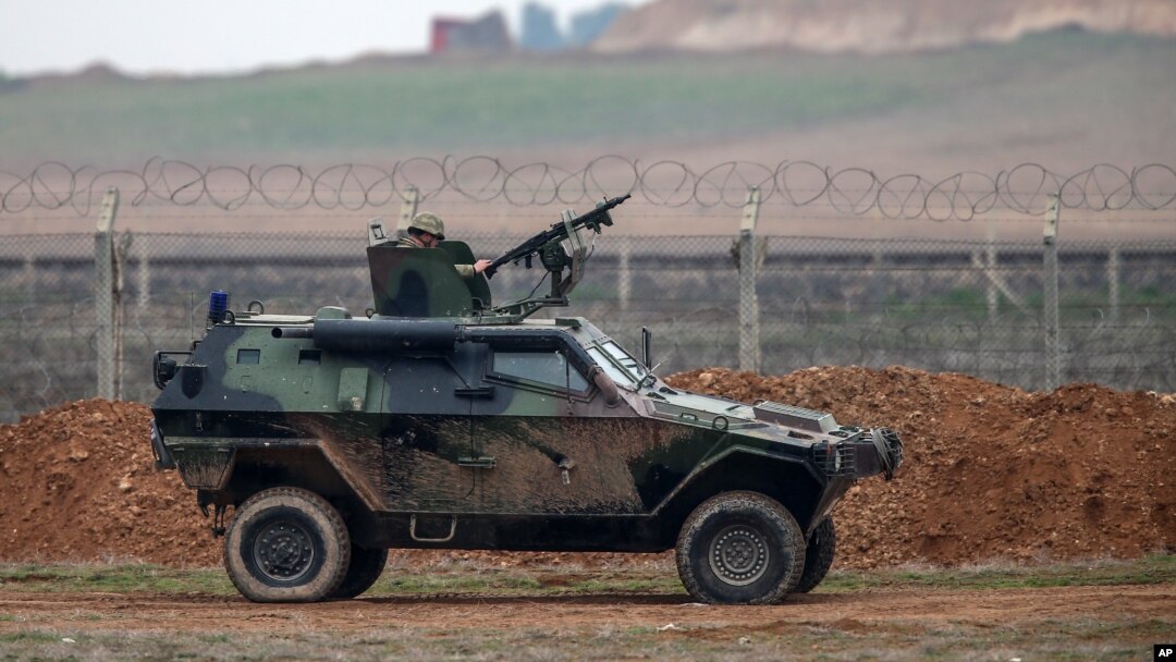 Tentara berkendaraan militer berpatroli di perbatasan Turki dan Suriah. (Foto: Dok)