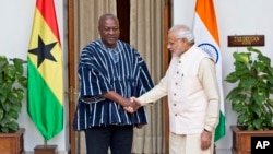 President of Ghana John Dramani Mahama (l) shakes hands with Indian Prime Minister Narendra Modi, before a bilateral meeting on the sidelines of the India Africa Forum Summit, in New Delhi, India, Oct. 28, 2015. 