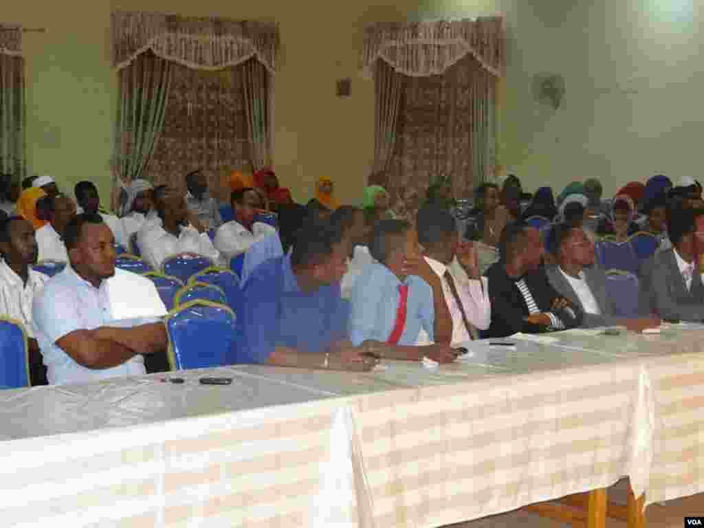 Laanta Af-Soomaaliga ee VOA oo "Kulan Dadweyne" oo looga hadlayo Dhalinyarada iyo Tahriibka ku qabatay magaalda Hargeysa, June 14, 2013.