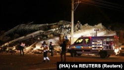 Rescuers work on a collapsed building after an earthquake in Elazig province, Turkey, January 24, 2020. Ihlas News Agency (IHA) via REUTERS ATTENTION EDITORS - THIS PICTURE WAS PROVIDED BY A THIRD PARTY. NO RESALES. NO ARCHIVE. TURKEY OUT. NO COMMERCIAL O