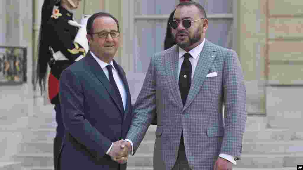 Le président de la France, François Hollande, accueille le roi du Maroc Mohammed VI au Palais de l'Élysées à Paris, en France, le 2 mai 2017.