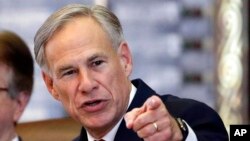 ARCHIVO - El gobernador de Texas, Greg Abbott, habla en la Cámara de Representantes en Austin, Texas, el 5 de febrero de 2019.