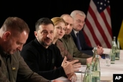 Presiden Ukraina Volodymyr Zelenskyy, kedua dari kiri, selama pertemuan dengan Wakil Presiden AS JD Vance di sela-sela Konferensi Keamanan Munich di Munich, Jerman, 14 Februari 2025. (Foto: AP)