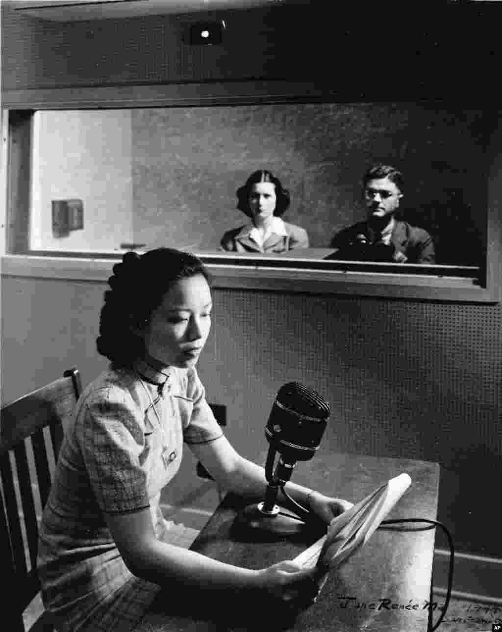 老照片回顾：美国之音中文广播70年