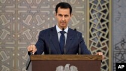 Presiden Suriah Bashar al-Assad berbicara kepada para diplomat Suriah di Damaskus (foto: dok). 