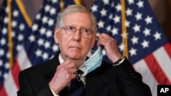 រូបឯកសារ៖ លោក Mitch McConnell មេដឹកនាំ​ព្រឹទ្ធសភា​ខាង​គណបក្ស​សាធារណរដ្ឋ ស្ដាប់​សំណួរ​ក្នុង​សន្និសីទ​សារព័ត៌មាន​មួយស្ដី​អំពី​កញ្ចប់​ជំនួយ​ថវិកា​សម្រាប់​ជំងឺ​កូវីដ១៩ ​នៅ​វិមាន​រដ្ឋសភា រដ្ឋធានី​វ៉ាស៊ីនតោន ថ្ងៃទី ២៧ ខែកក្កដា ឆ្នាំ២០២០។ 