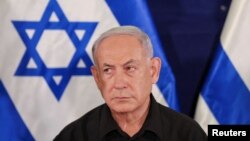 Perdana Menteri Israel Benjamin Netanyahu saat konferensi pers di pangkalan militer Kirya di Tel Aviv, Israel, 28 Oktober 2023. (Foto: via AP)