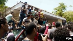 High school students protest at the educational ministry after a cheating scandal canceled the scores of a national exam. In Cairo they chant, “Students’ rights will never die!” June 27, 2016. (H. Elrasam/VOA)