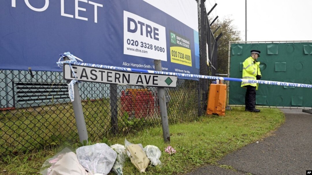 Karangan bunga diletakkan di salah satu sudut Waterglade Industrial Park di Thurrock, Essex, Inggris, 24 Oktober 2019 sehari setelah 39 mayat ditemukan di dalam sebuah truk di kawasan industri tersebut. (Foto: dok).