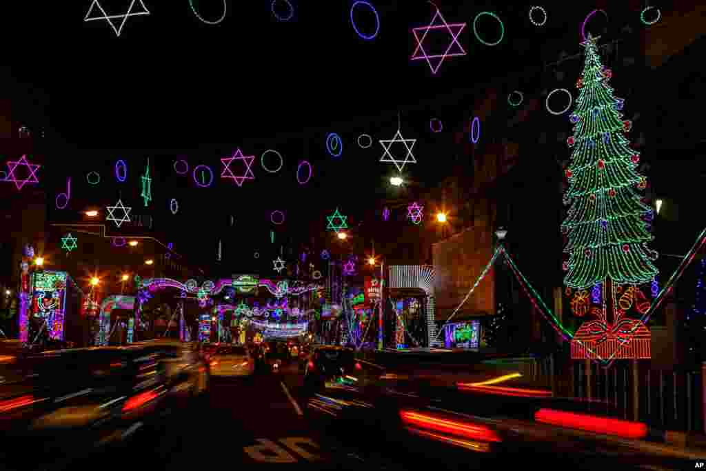 نمایی از چیدمان‌های متناسب با کریسمس و ستاره داوود در خیابانی در کلکته در هند. مسیحیان روز جمعه، کریسمس را جشن می‌گیرند