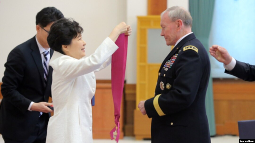 박근혜 한국 대통령(왼쪽)이 26일 청와대에서 마틴 뎀프시 미국 합참의장에게 보국훈장 통일장을 수여하고 있다.