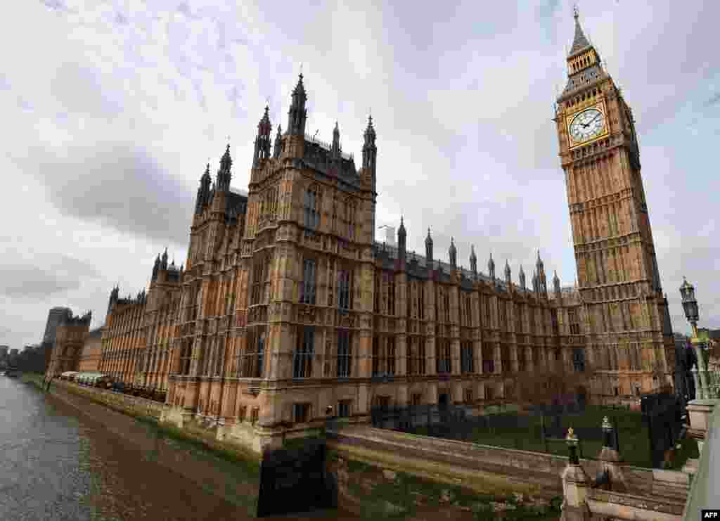 Gedung parlemen Inggris di Westminster, London, sehari sebelum upacara pemakaman bagi mantan PM Margaret Thatcher.